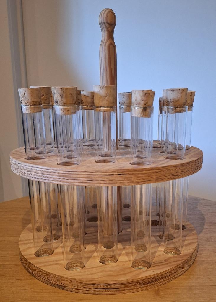 Ronde houten rek met 24 glazen reageerbuisjes + kurken dop, Huis en Inrichting, Hout, Overige stijlen, Ophalen of Verzenden, Zo goed als nieuw