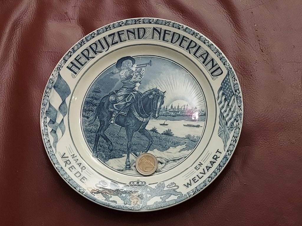 Porseleinen herdenkingsbord “Herrijzend Nederland", 1945, Verzamelen, Militaria | Tweede Wereldoorlog, Ophalen of Verzenden, Overige soorten