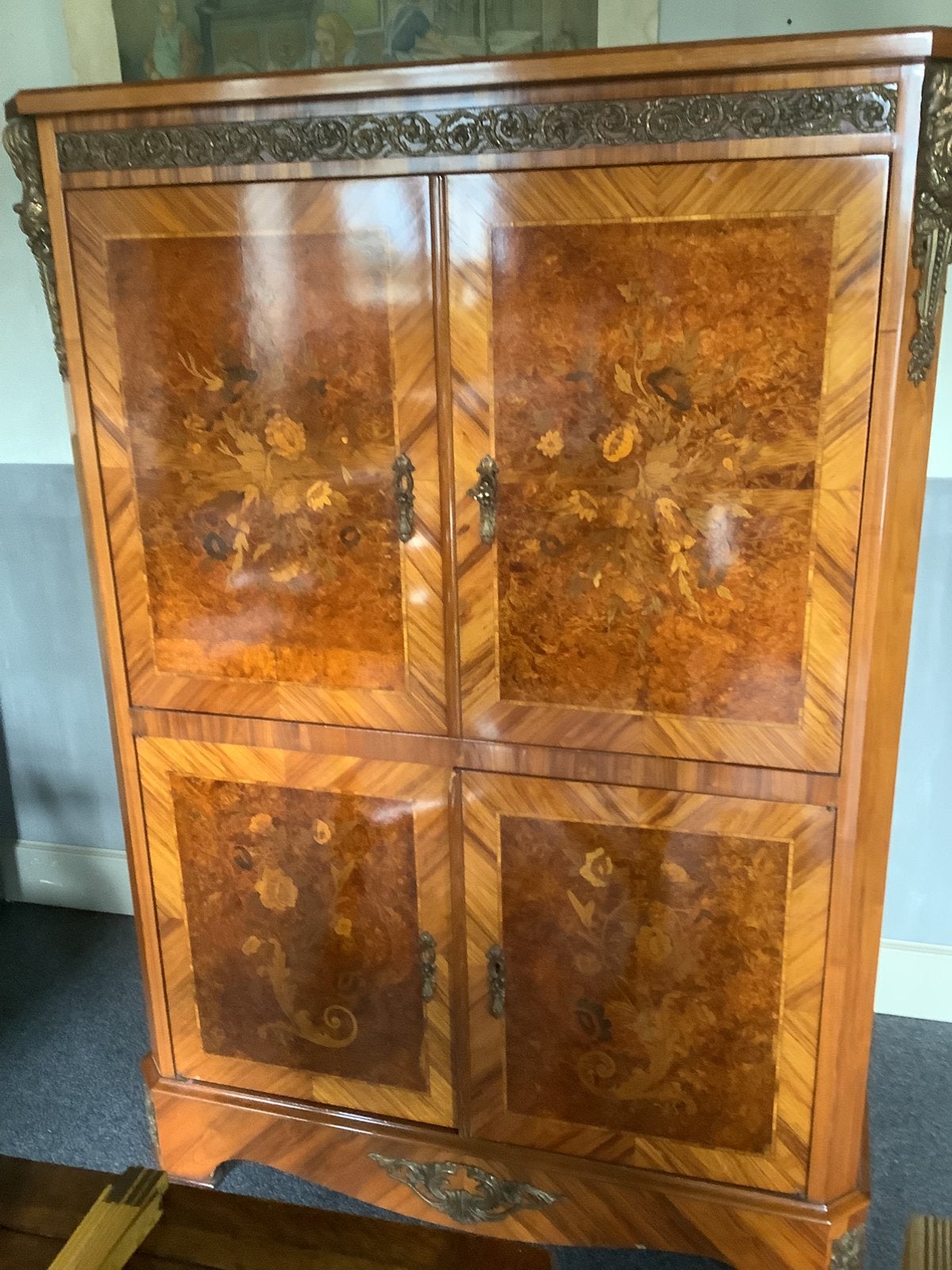 Kast met inlegwerk en brons, Ophalen