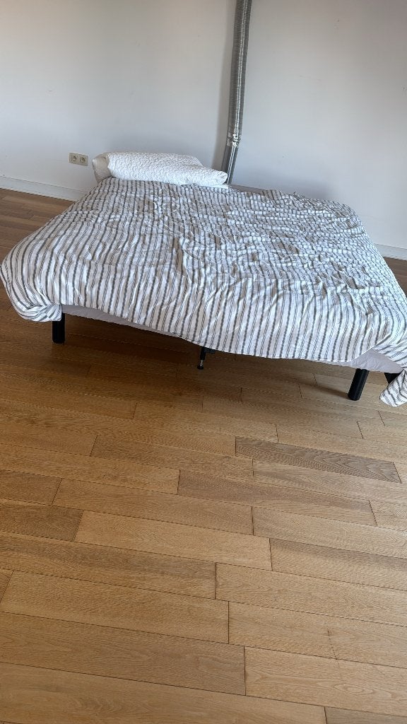 À donner : Sommier sur pieds + matelas 160 x 200, Maison & Meubles, Chambre à coucher | Matelas & Sommiers, Enlèvement, Utilisé