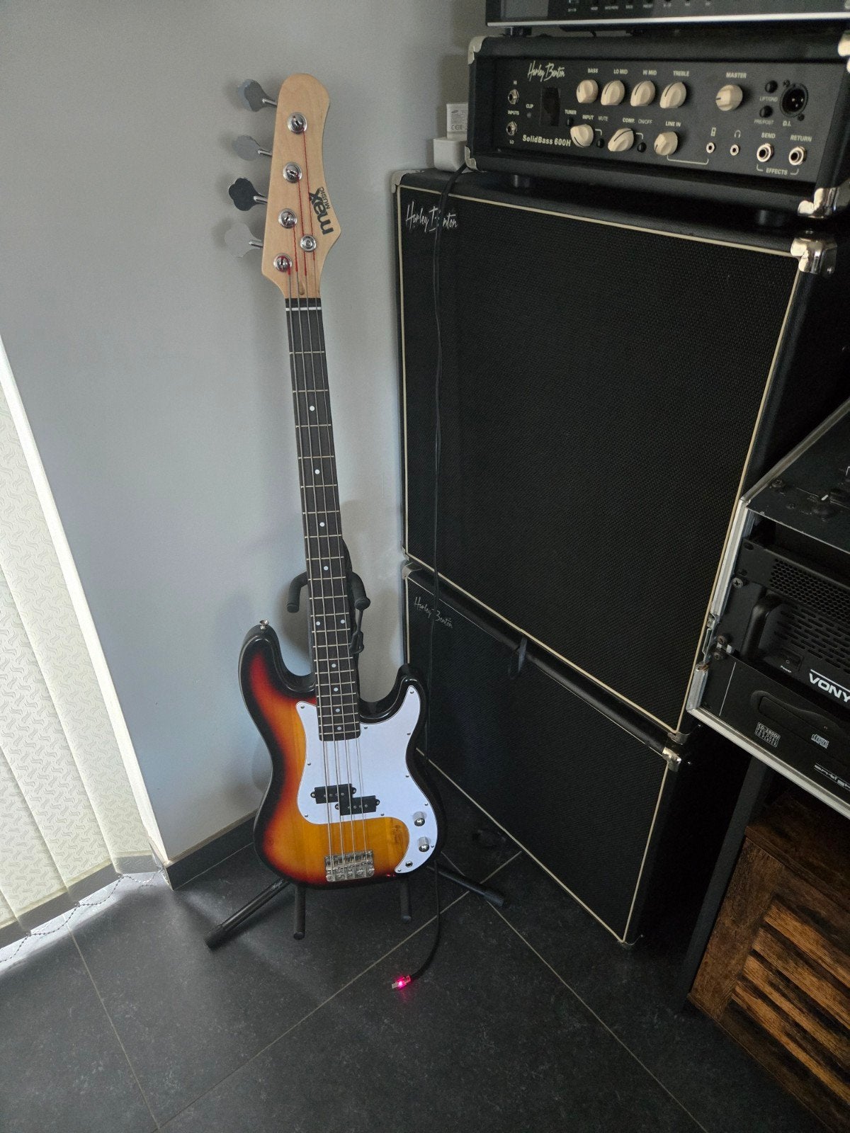 Basgitaar met zware versterker en zware boxen, Ophalen