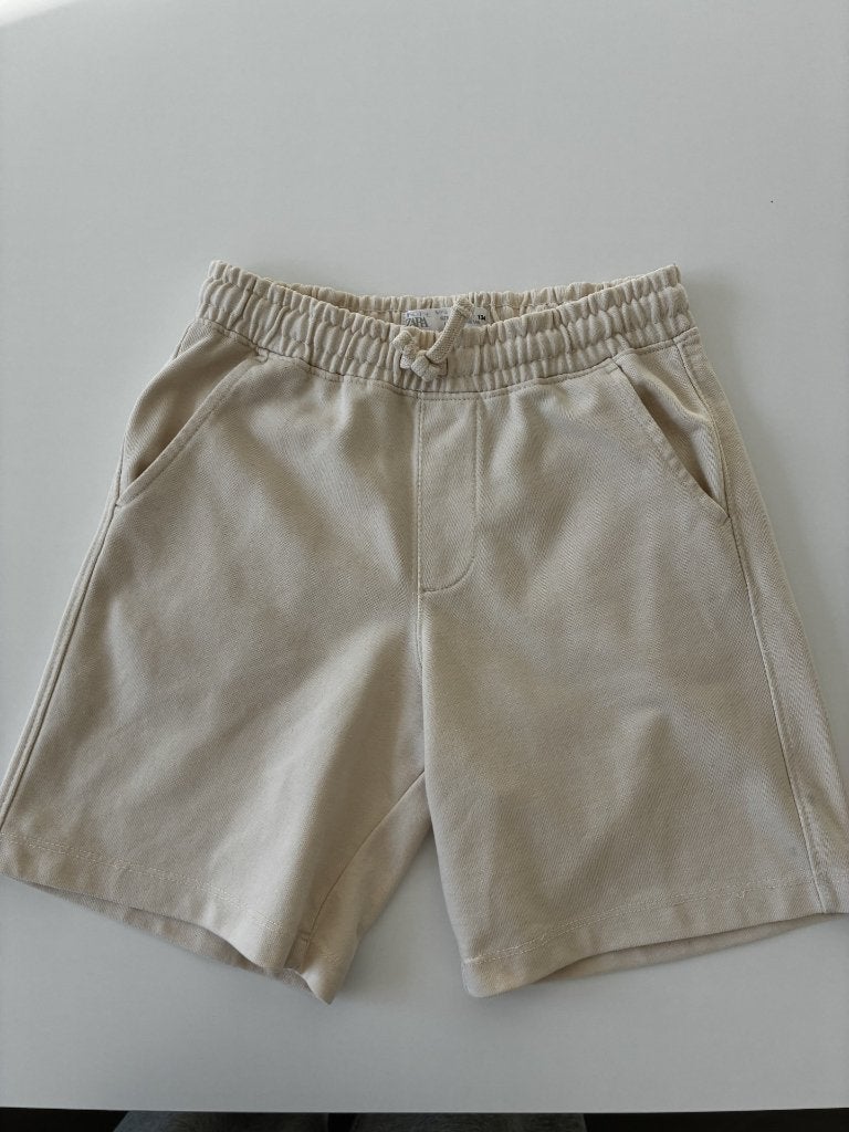 Crèmekleurige short van ZARA maat 134, in perfecte staat!, Broek, Ophalen of Verzenden, Zo goed als nieuw, Zara