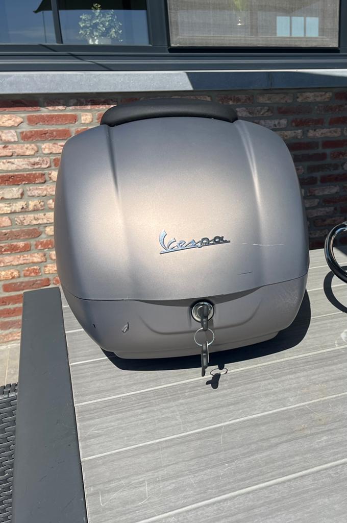 Vespa top box + rugsteun, Motoren, Accessoires | Koffers en Tassen, Gebruikt, Ophalen