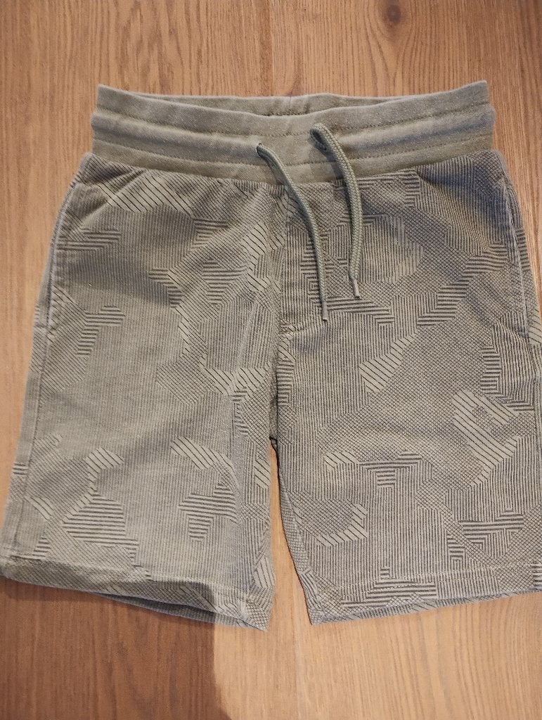 Short olijfgroen maat 128 jersey, Kinderen en Baby's, Kinderkleding | Maat 128, Ophalen, Gebruikt, Jongen, Broek