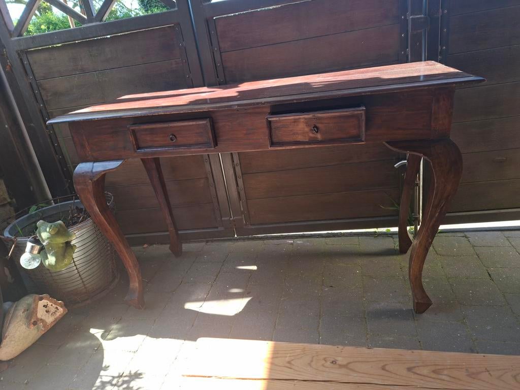 Console style colonial