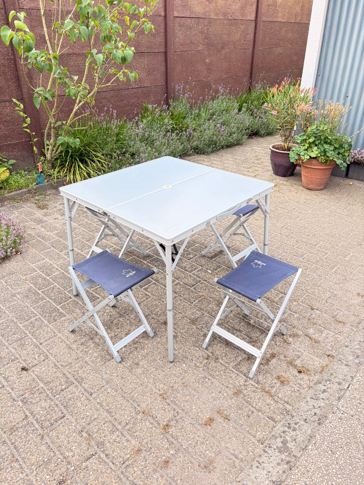 Kampeer (opvouwbaar) tafel en vier stoelen, Caravanes & Camping, Meubles de camping, Comme neuf, Enlèvement