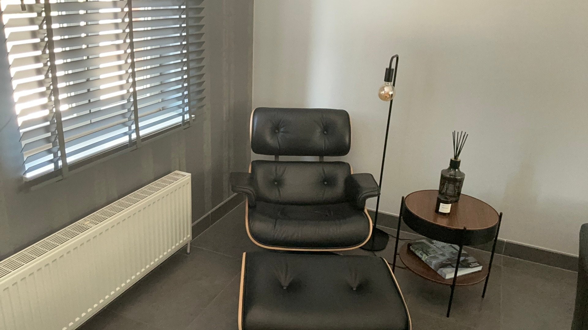 Eames, cuir noir avec repose-pieds, Enlèvement, Comme neuf, Cuir