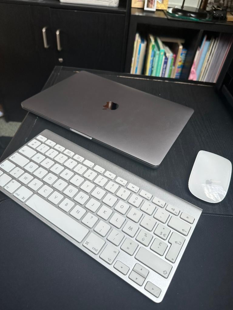 MacBook Pro 2020 Touch Bar +Mouse + AZERTY Keyboard, 256 GB, 2 tot 3 Ghz, Qwerty, 8 GB