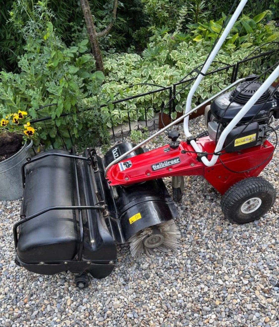 Borstelmachine Tilburger met honda. Motor, Ophalen, Zo goed als nieuw