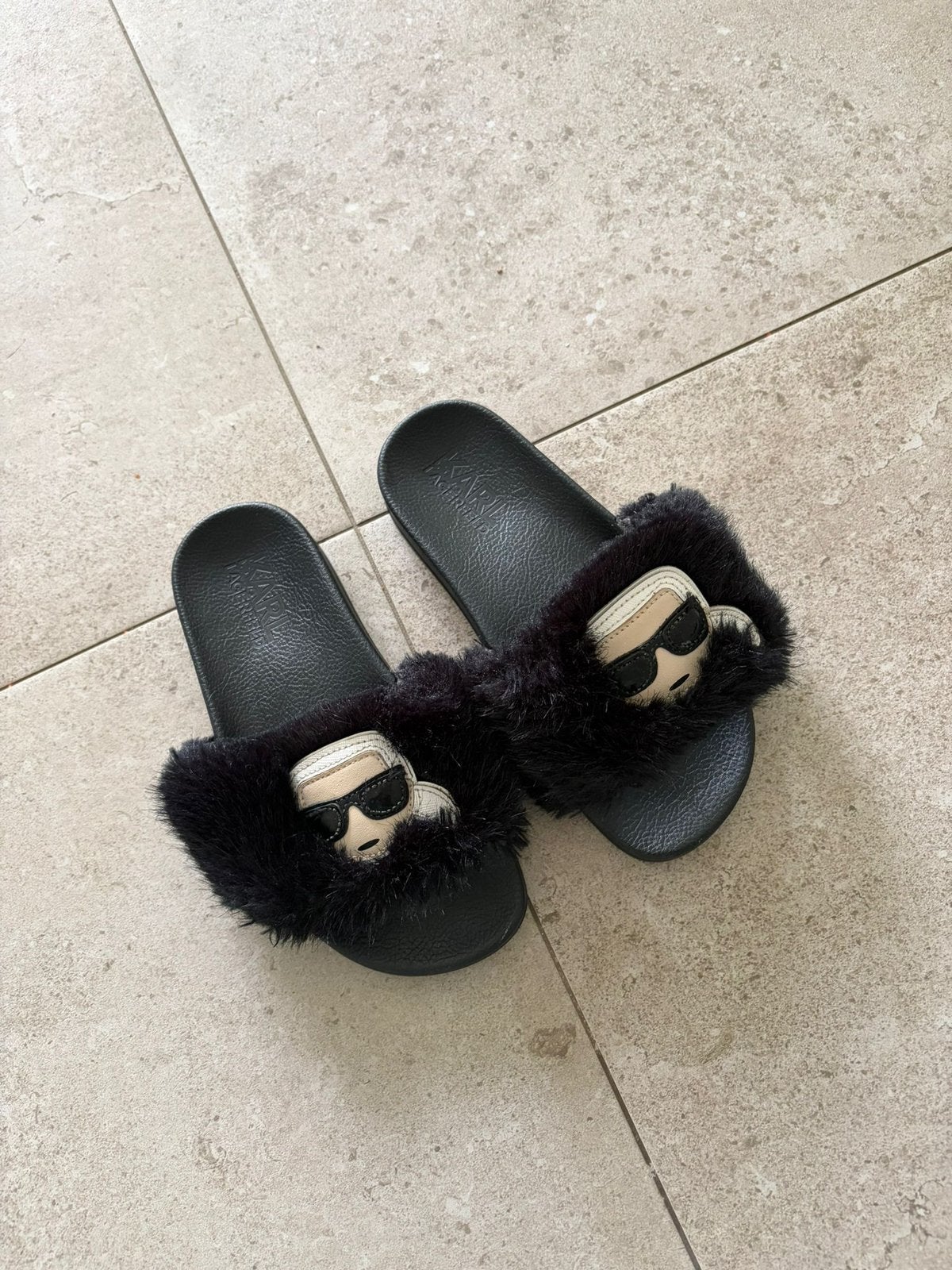 Slipper van karl lagerfield maat 36, Enfants & Bébés, Accessoires de mode pour enfants, Enlèvement, Comme neuf