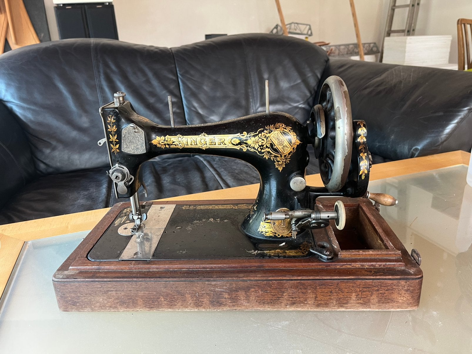 Ancienne machine à coudre singer avec sa boite de rangement, Enlèvement