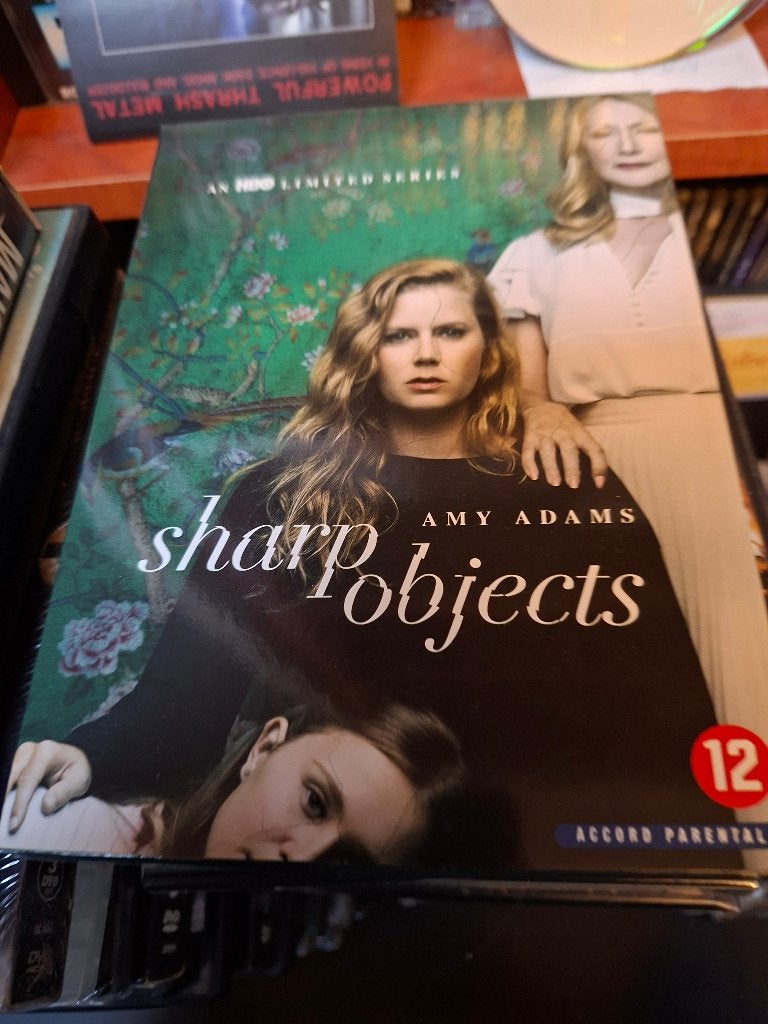 dvd - sharp objects - 2 dvd - doos 8, Bonusmateriaal, Ophalen of Verzenden, Zo goed als nieuw, Engels