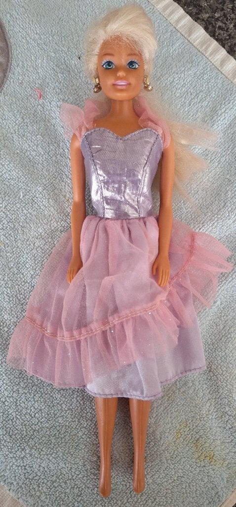 Barbie in blauw wit kleed, paarse top, Kinderen en Baby's, Ophalen of Verzenden, Zo goed als nieuw, Barbie