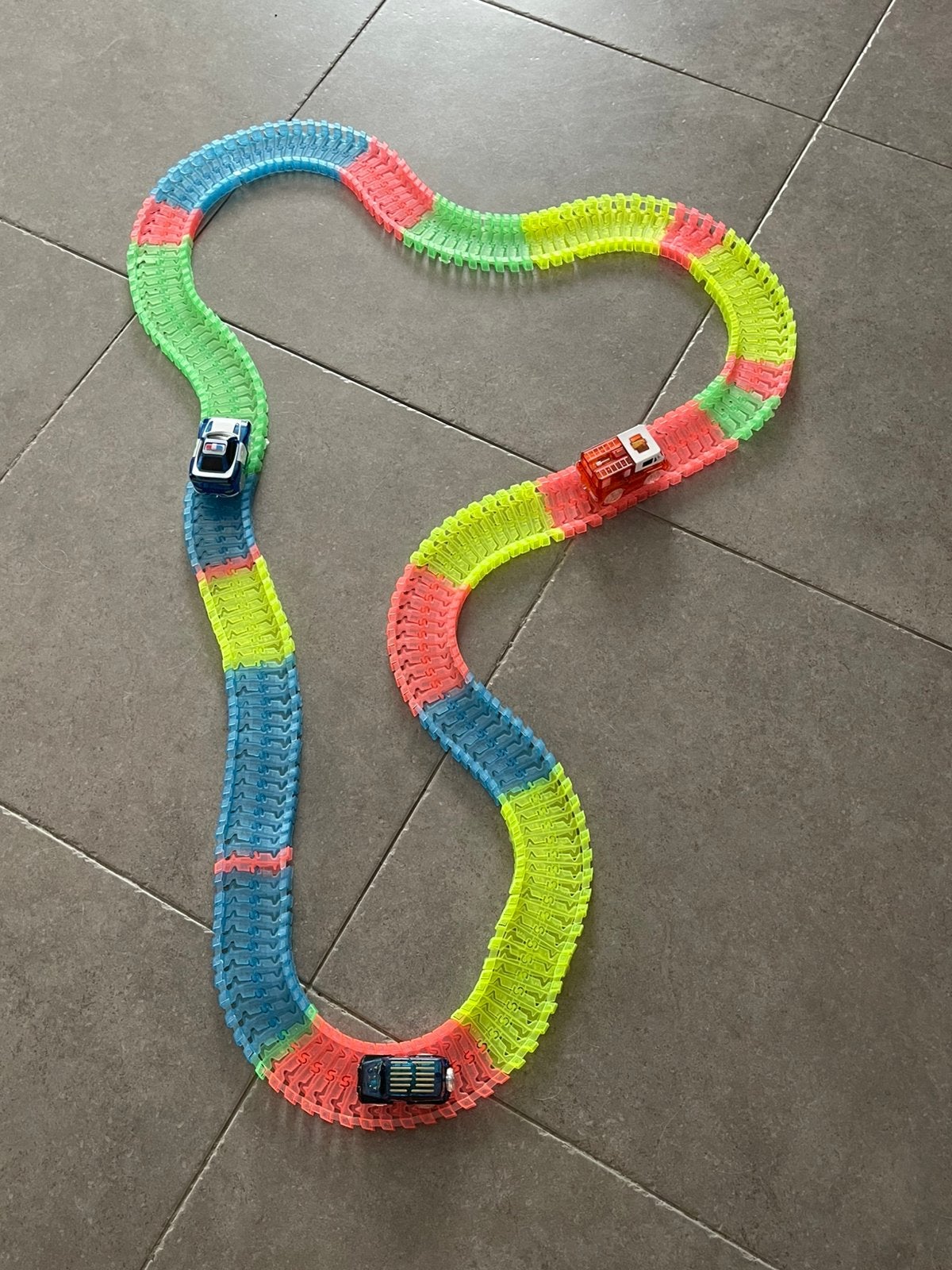 Circuit de course Magic Track avec 3 voitures, Électrique, Comme neuf, Enlèvement, Circuit