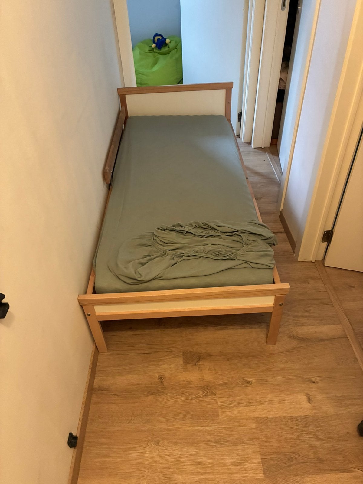 Peuterbed met matras en 2 matrasovertrekken, Huis en Inrichting, Slaapkamer | Bedden, Ophalen, Zo goed als nieuw