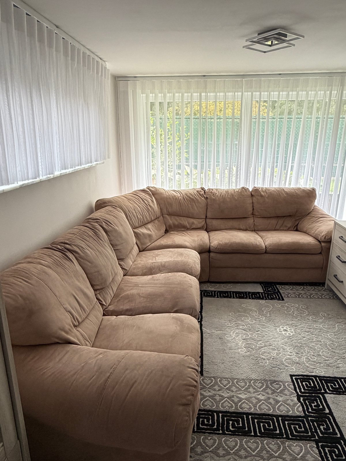 Ruime beige/taupe stoffen hoekzetel – met gebruikssporen, Huis en Inrichting, Ophalen, Gebruikt, Stof
