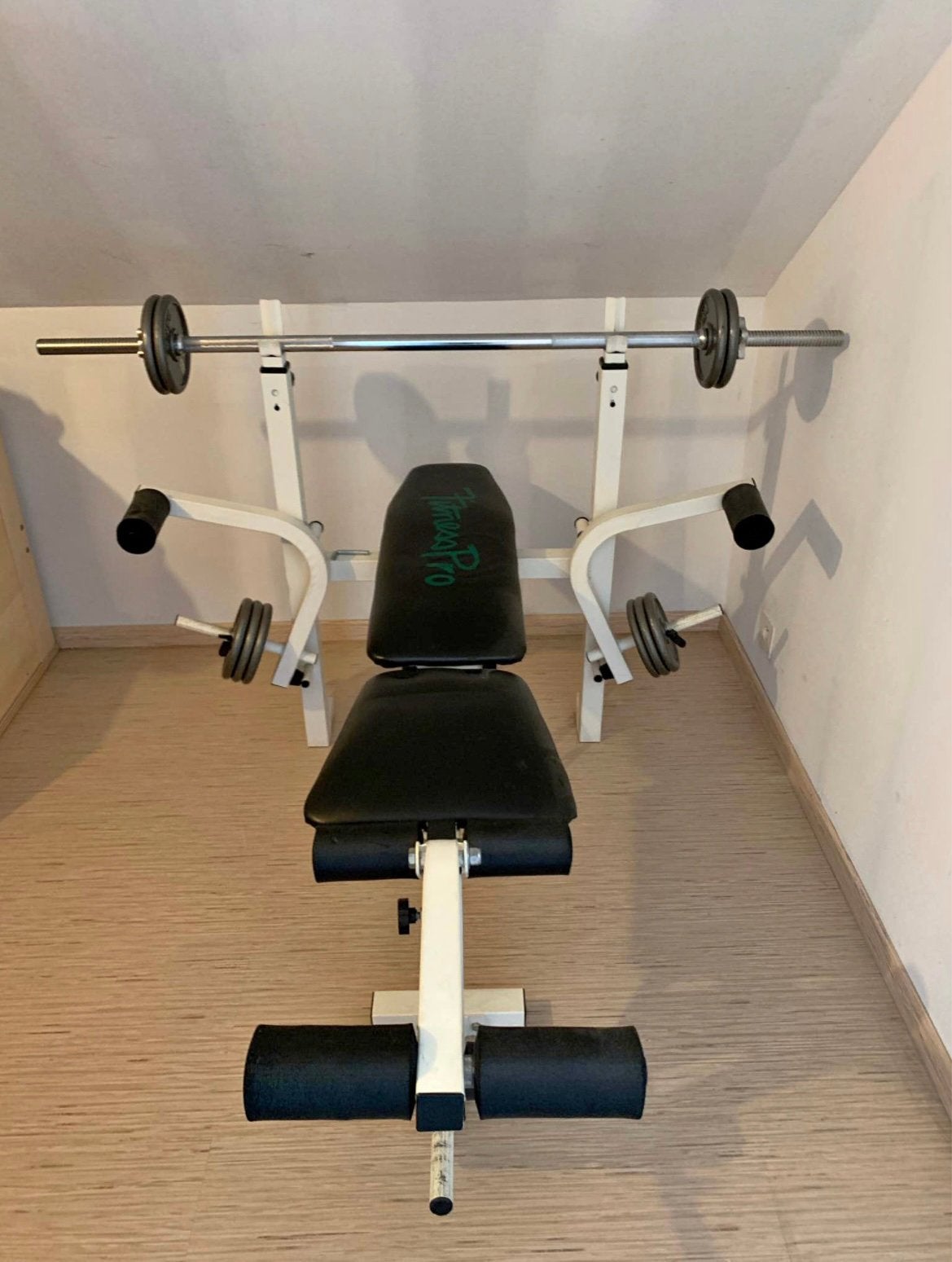Banc de pression avec différents poids et barres, Sports & Fitness, Enlèvement, Comme neuf