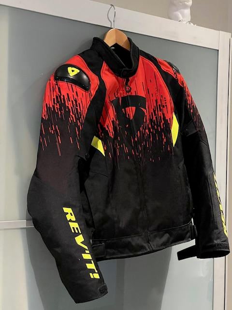 Revit motto vest, Enlèvement