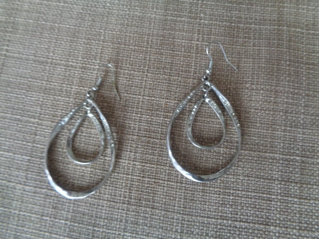 1 paar mooie dames oorbellen, Bijoux, Sacs & Beauté, Boucles d'oreilles, Puces ou Clous, Enlèvement ou Envoi, Comme neuf, Autres matériaux