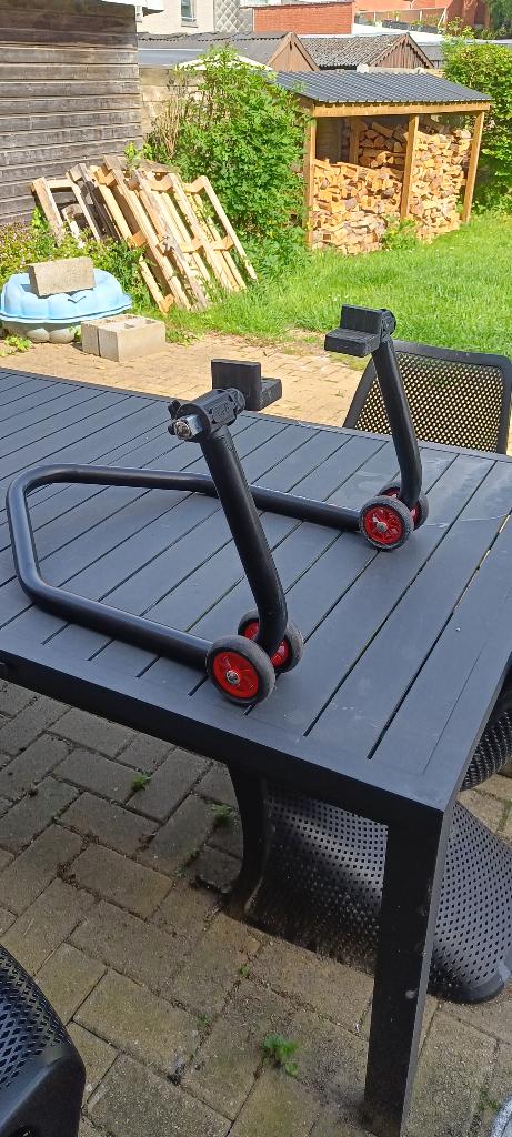 Paddock stand Lv8, Motoren, Ophalen