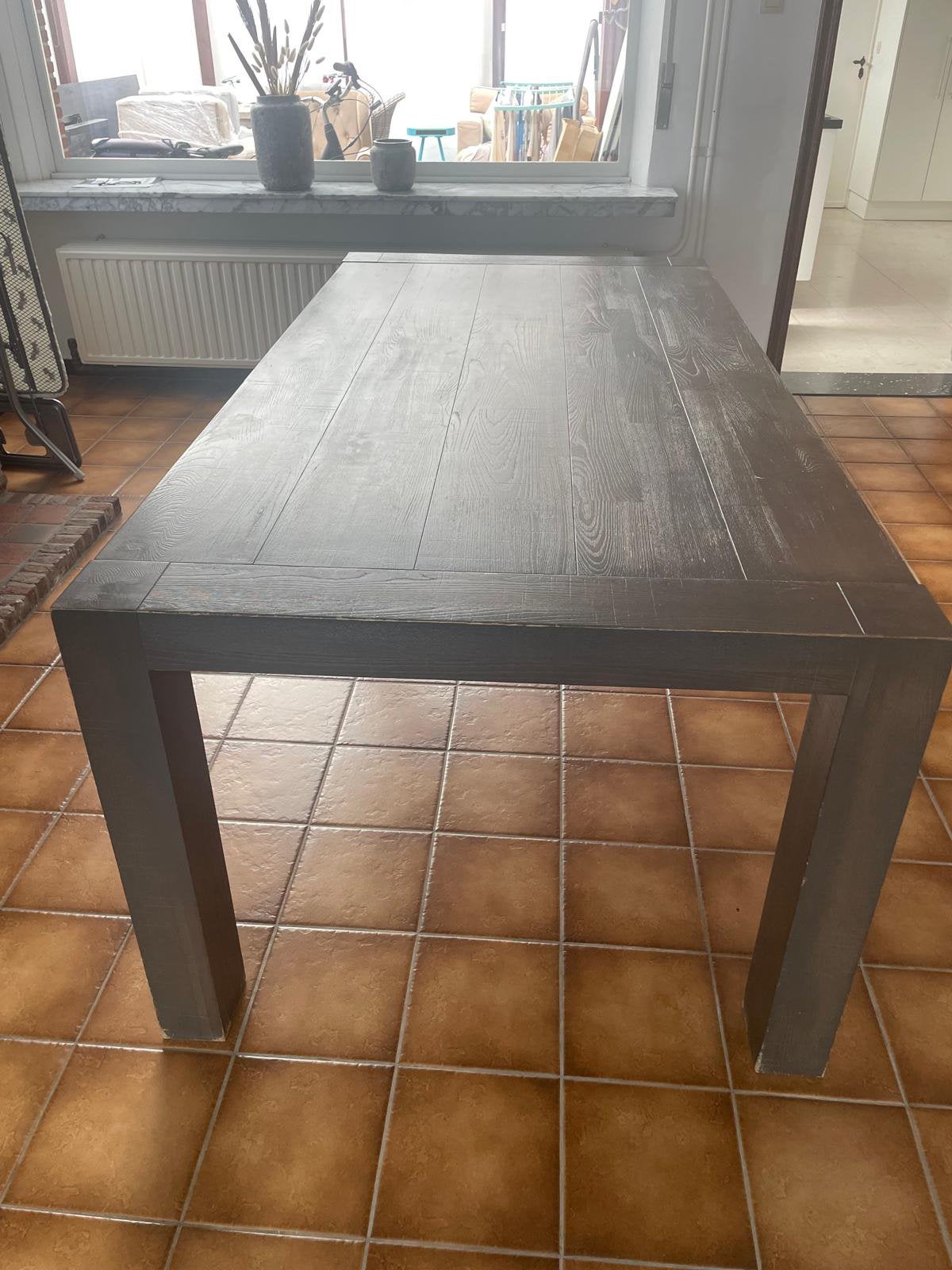 Grote zwarte eettafel – robuuste houten look, Ophalen, Zo goed als nieuw, Rechthoekig
