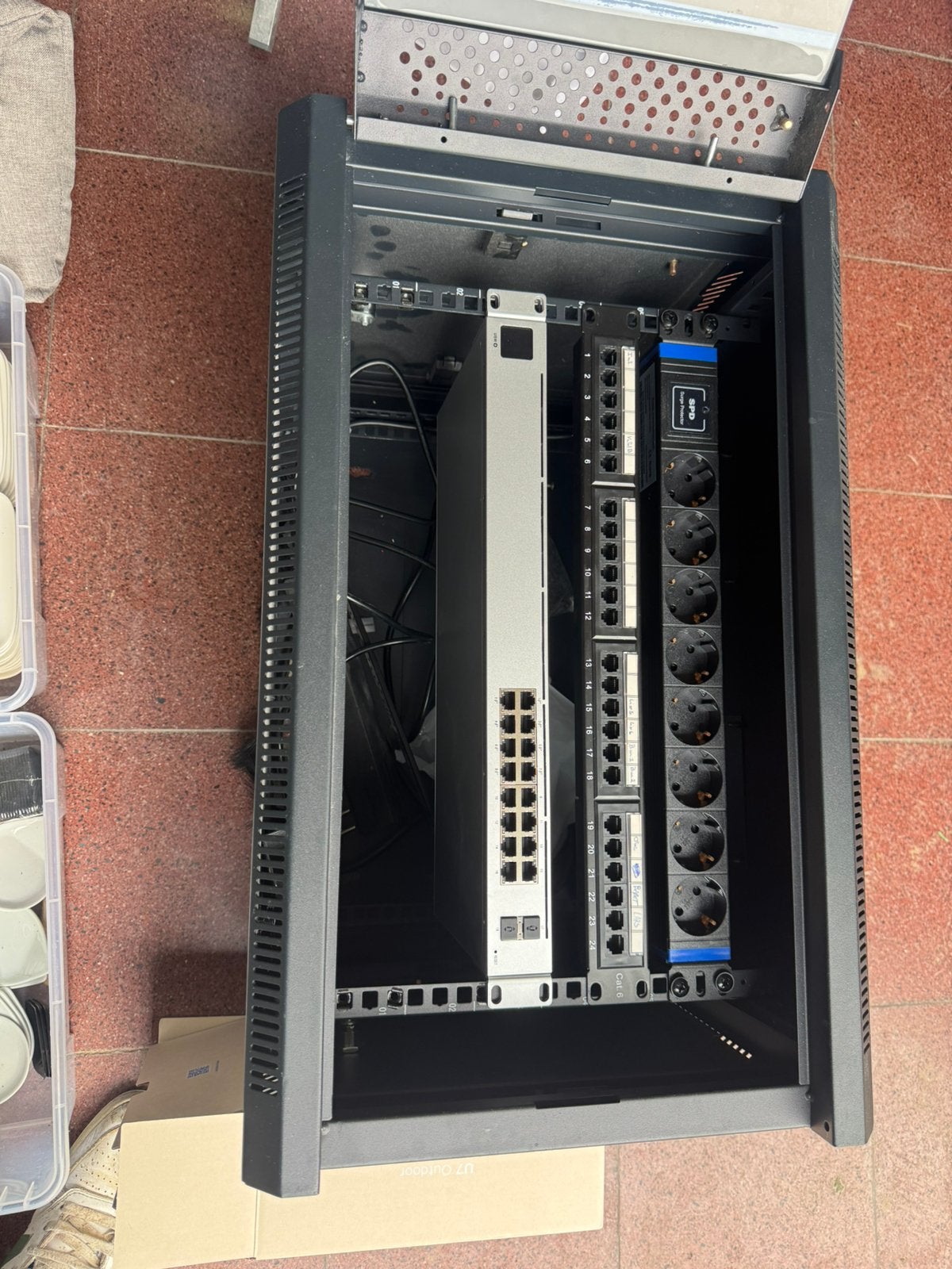 Patchkast u6 met switch, Computers en Software, Ophalen, Zo goed als nieuw