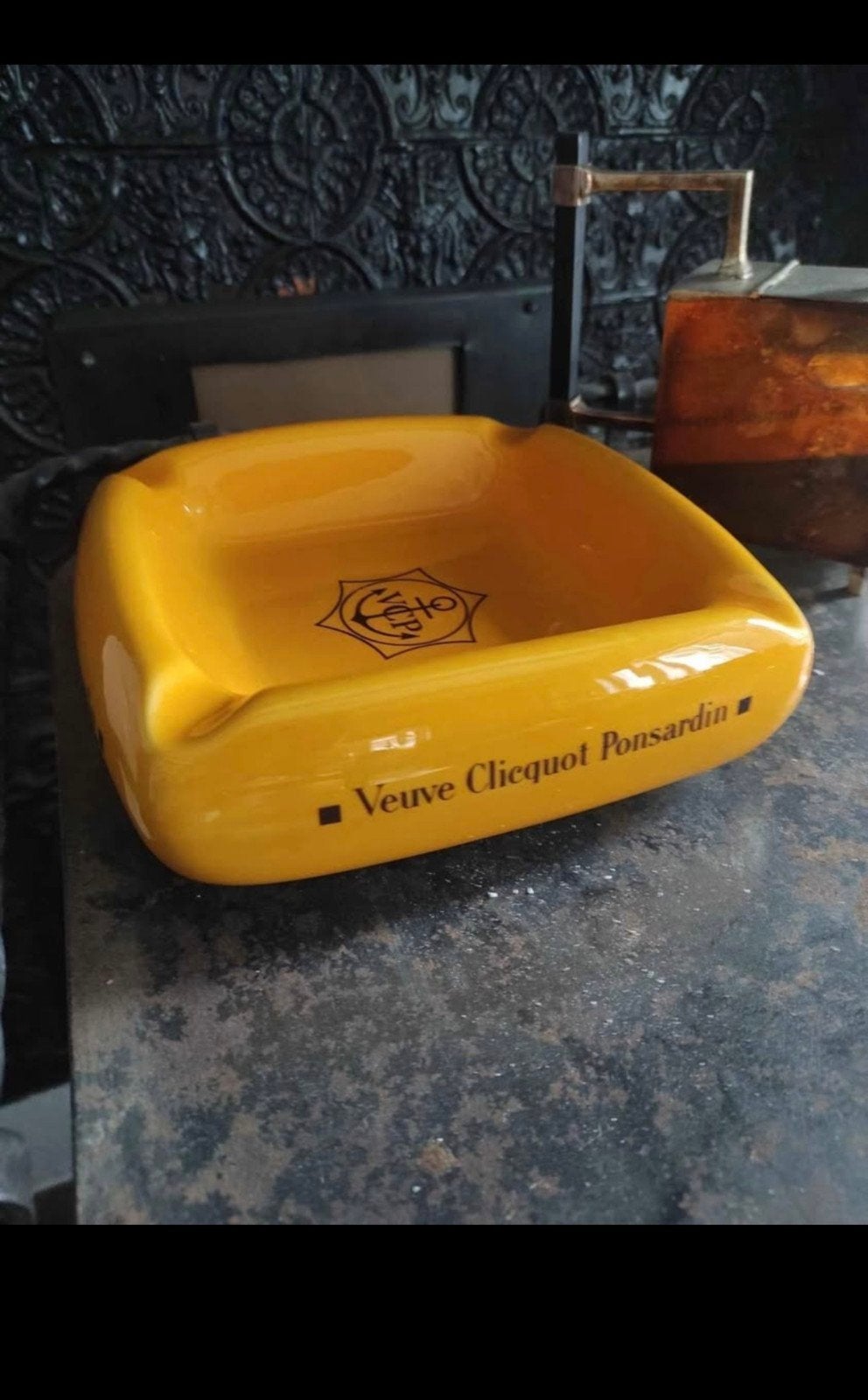 Cendrier Veuve Clicquot, Enlèvement