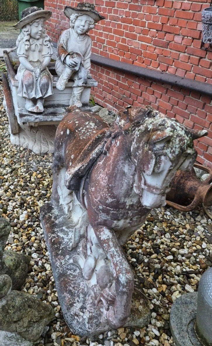 Kar betonnen kar met paard decoratie, Ophalen