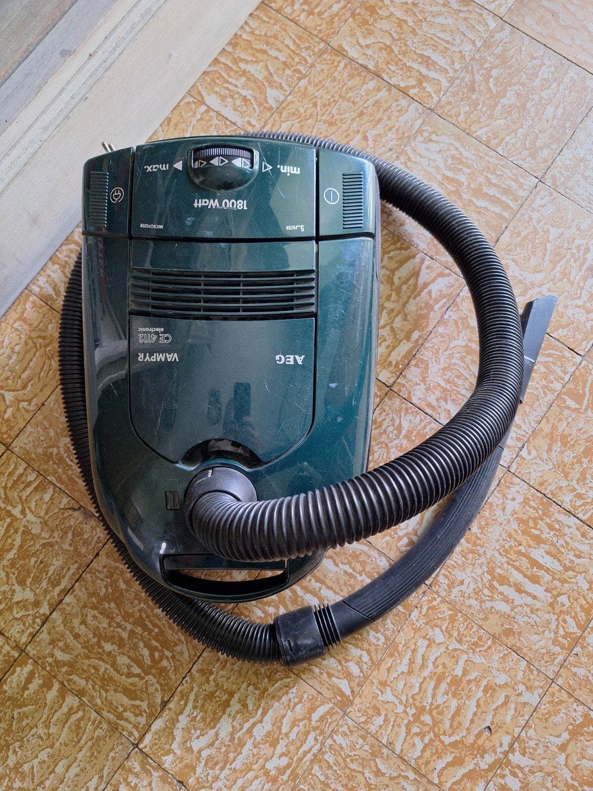 aspirateur AEG, Enlèvement, 1600 à 2000 watts, AEG