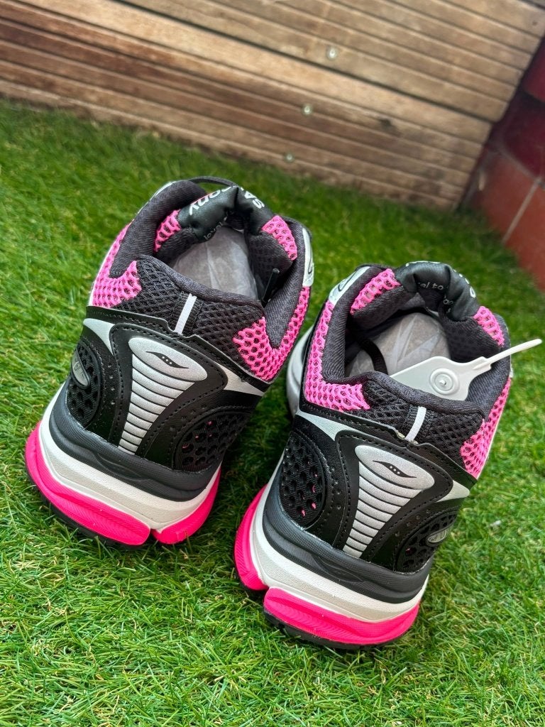 Saucony Omni 9 Zwart Roze Fluo — Heren — Maat 43, Overige kleuren, Nieuw, Ophalen of Verzenden, Sneakers
