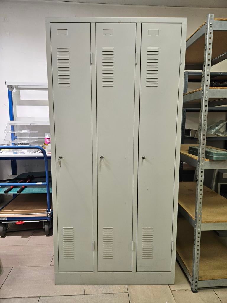 Garderobe met 3 deuren met slot., Ophalen