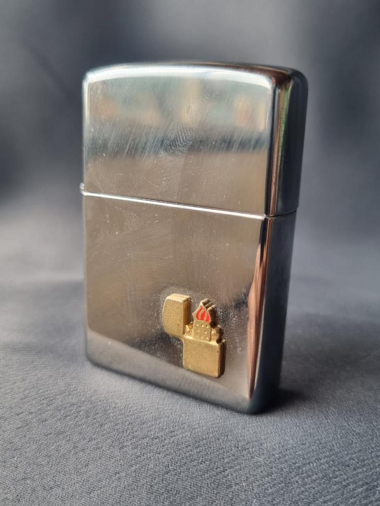 Briquet Zippo avec emblème en forme de flamme 2010, Envoi, Comme neuf, Briquet