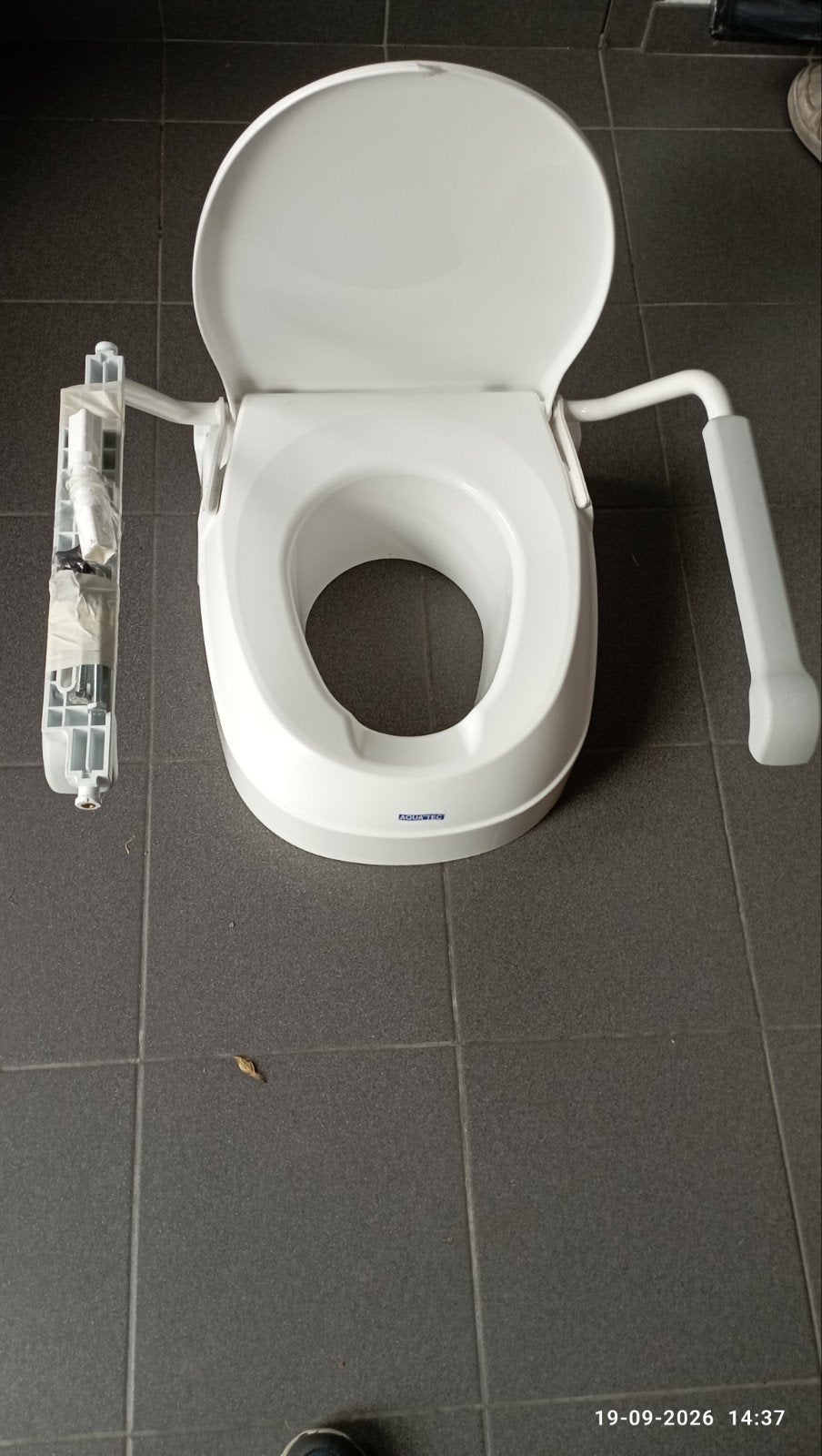 tolietverhoger Aquatec met armleuning, Ophalen, Zo goed als nieuw