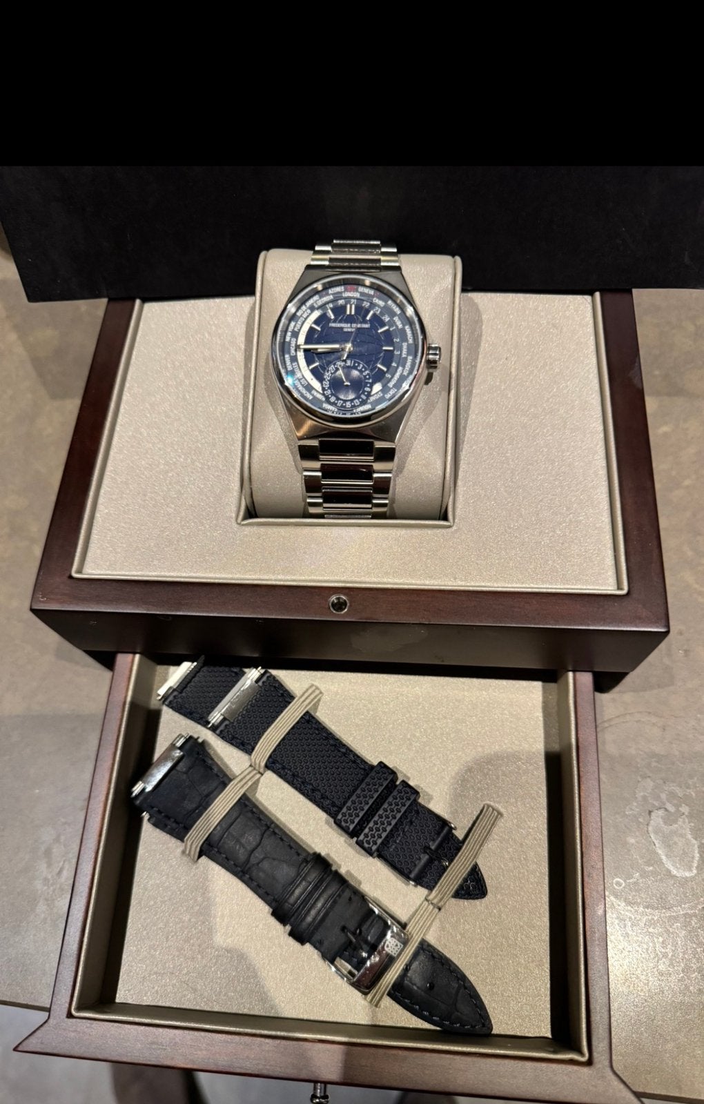 Frédérique Constant Highlife Worldtimer FC-718N4NH6B, Bijoux, Sacs & Beauté, Montres | Hommes, Montre-bracelet, Autres marques