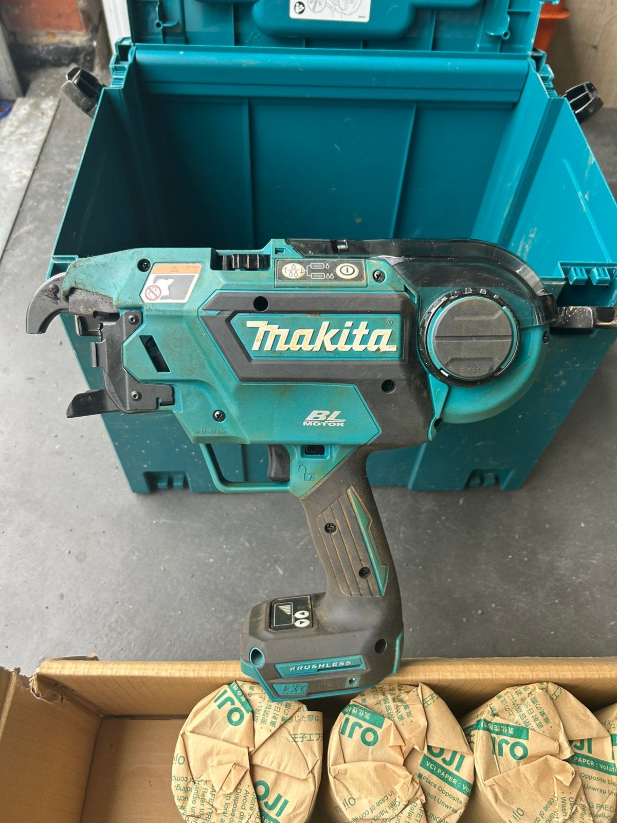 Binddraadmachine Makita DTR 180 + 42 rol binddraad, Ophalen, Zo goed als nieuw
