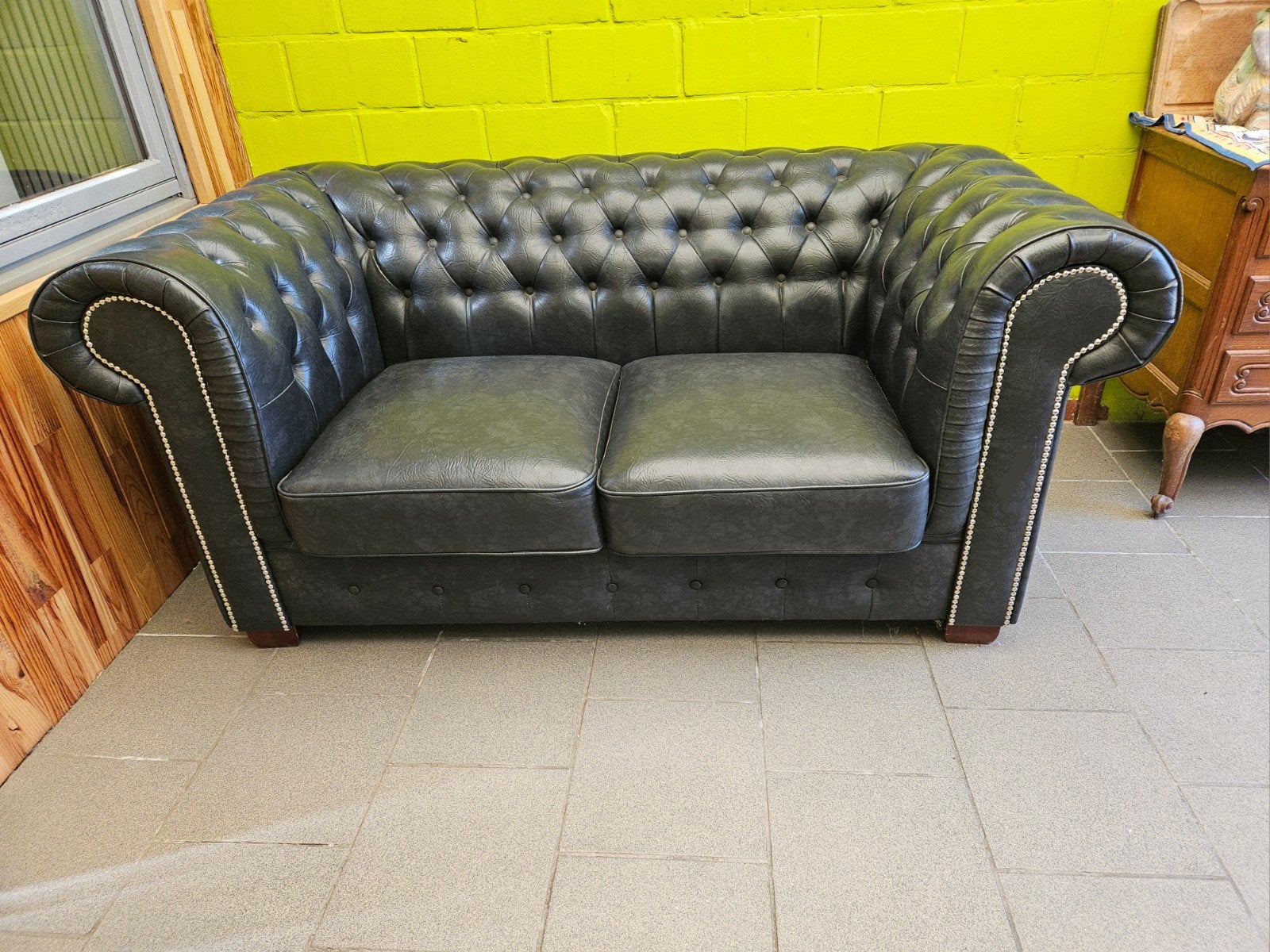 Te koop 235€ is nog Nieuw Chesterfield 2-zitsbank BRENTON, Maison & Meubles, Canapés | Sofas & Chaises Longues, Enlèvement