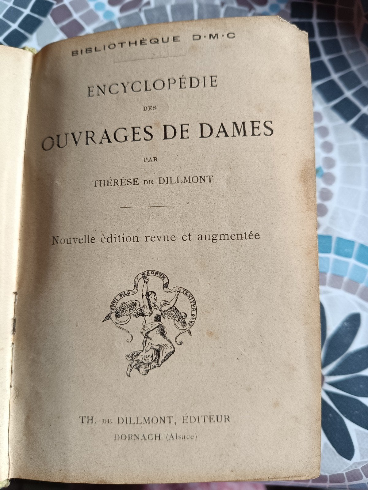 Livre ancien de travaux manuels broderie,tricot ,crochet , e, Antiquités & Art, Antiquités | Livres & Manuscrits