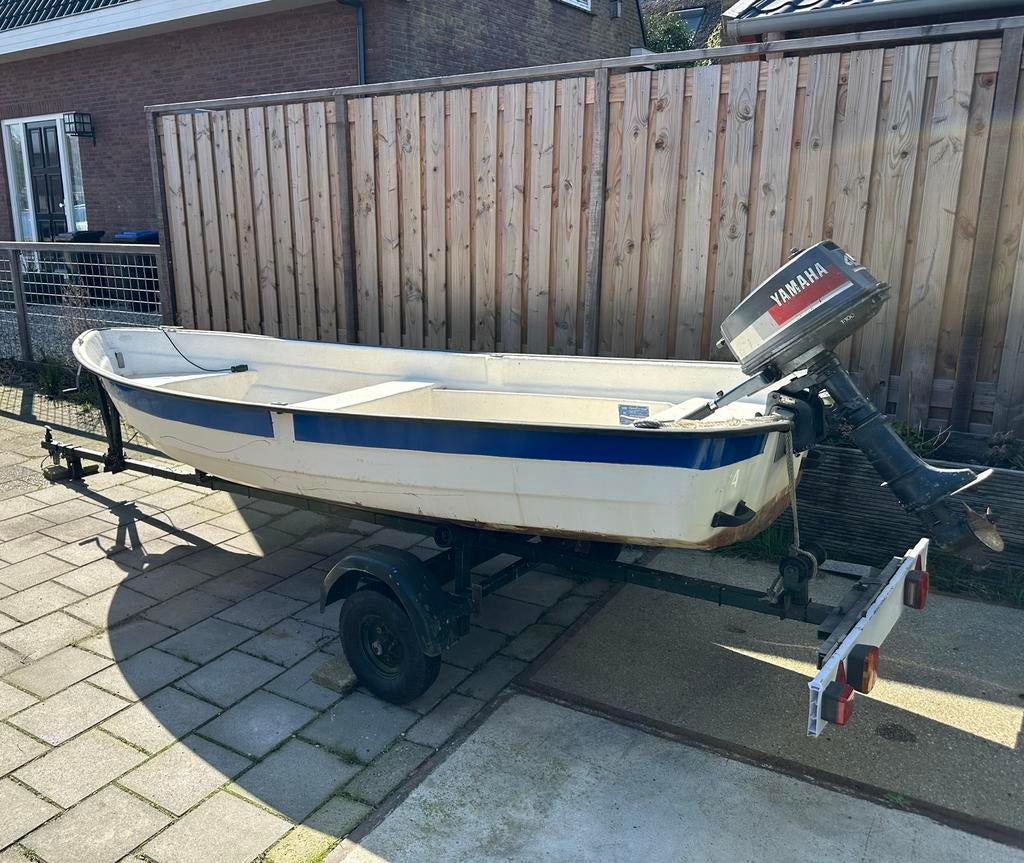 Vissersboot motorboor 4pk met trailer, Watersport en Boten, Vis- en Consoleboten, Ophalen, Gebruikt, Polyester