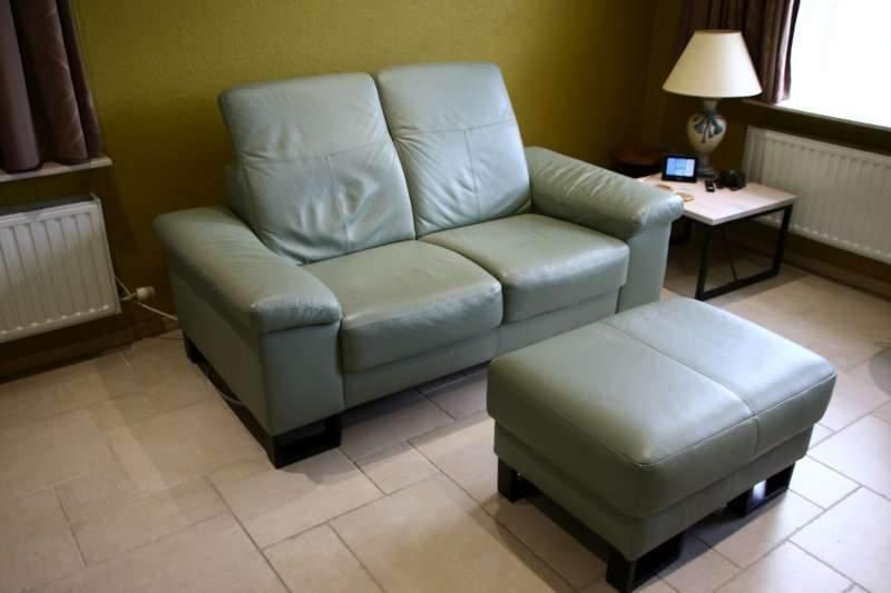 Canapé 2 places en cuir Trentino et pouf assorti., Maison & Meubles, Moins de 75 cm, Comme neuf, Enlèvement, Cuir