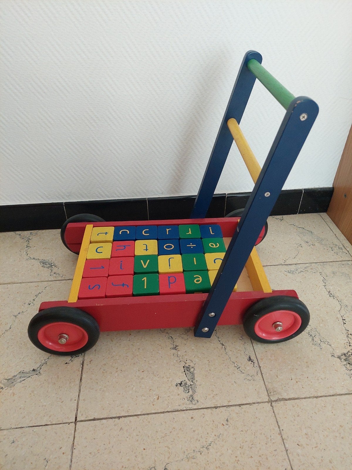 Loopwagentje met houten blokken, Ophalen