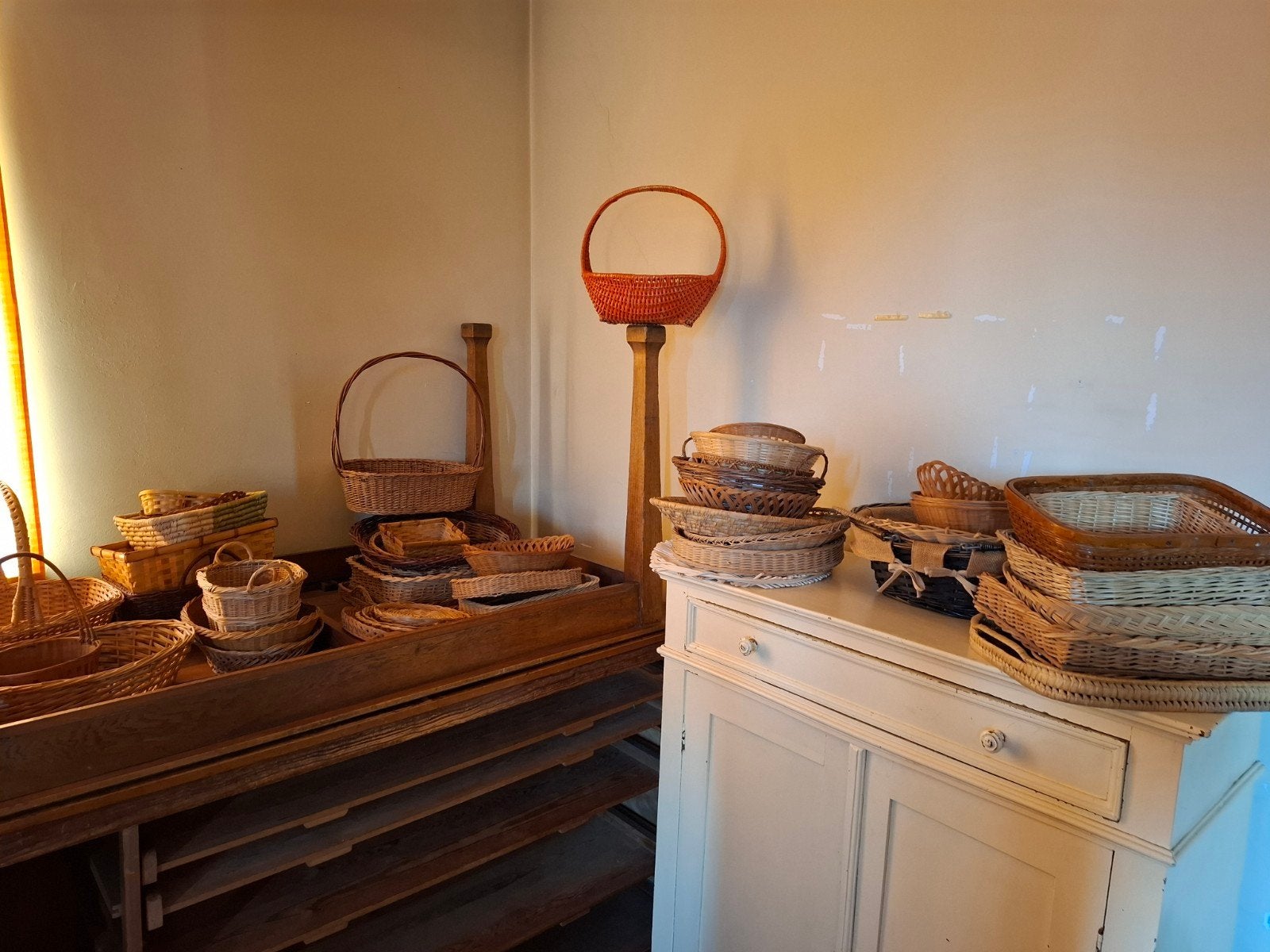 Grand lot de 45 paniers, corbeilles et plateaux, Enlèvement