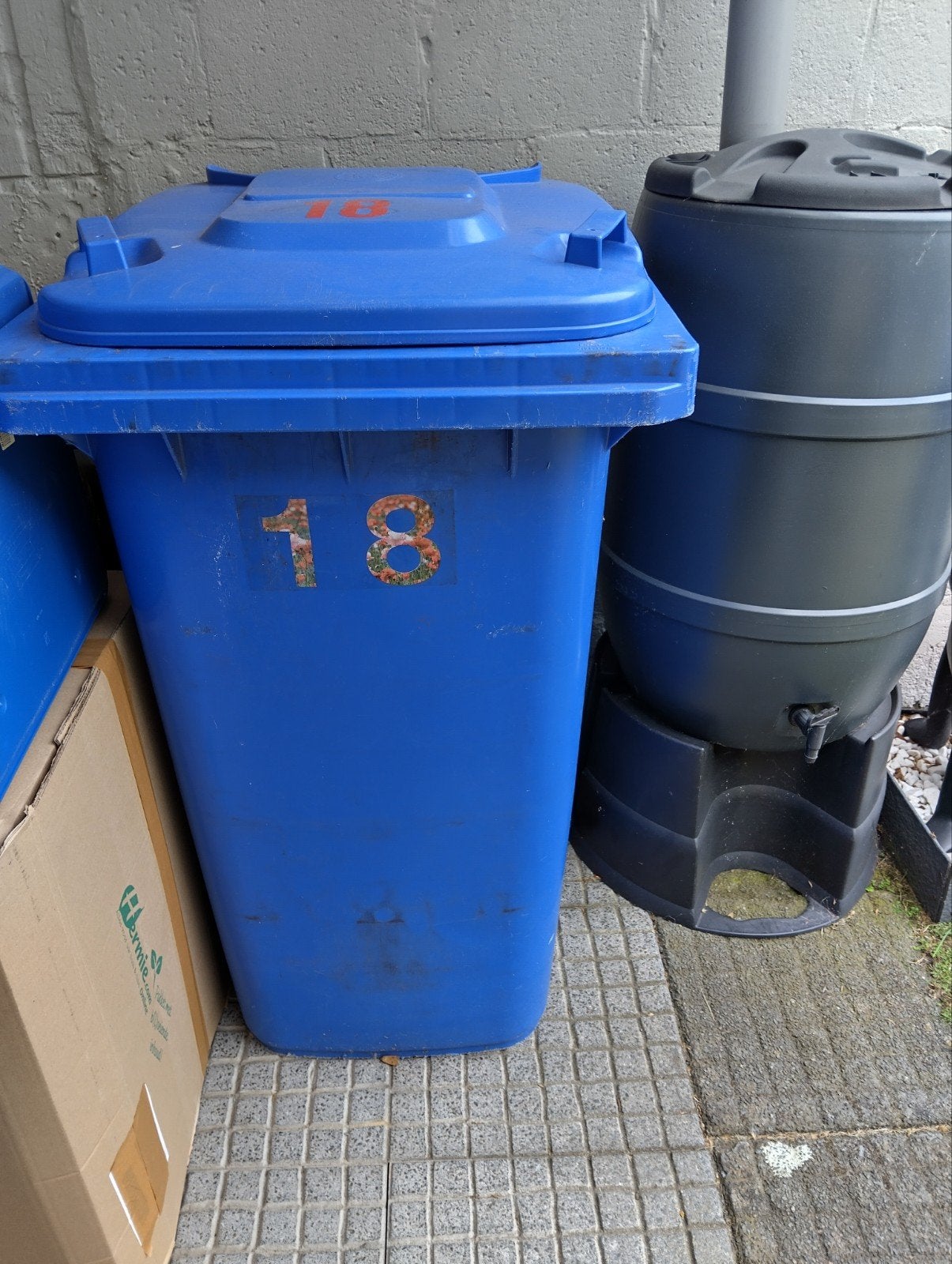 Blauw afvalcontainer  op wielen, Ophalen