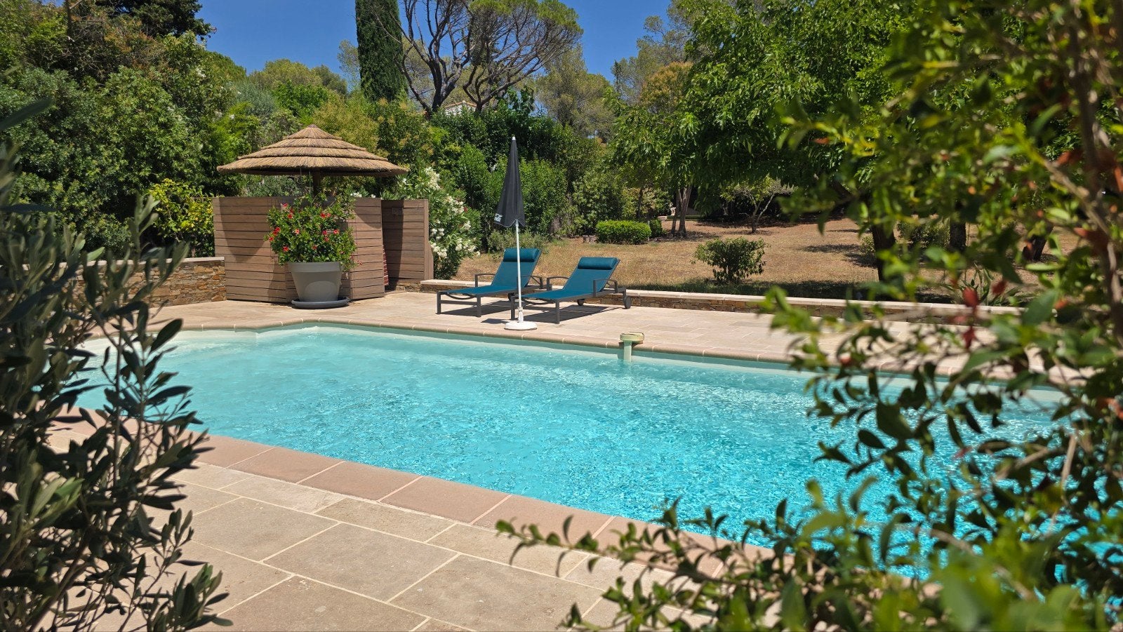 COTE D’AZUR Haut de villa tout confort piscine chauffé, Trois personnes ou plus