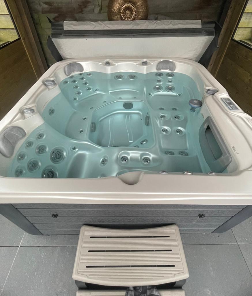 tweedehands jacuzzi in perfecte staat. 2,5j. Oud, Jardin & Terrasse, Bains à remous et Spas, Comme neuf, Fixé, Couverture, Filtre
