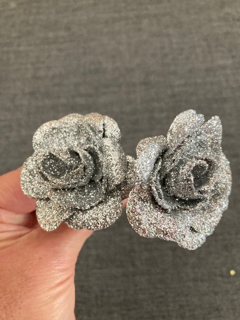 2 zilver/glitter roosjes (tafelversiering/bloemschikken, Ophalen of Verzenden, Zo goed als nieuw, Versiering