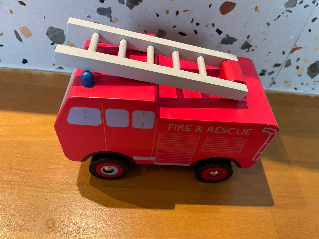 Houten brandweerwagen - merk: Orange tree toys, Ophalen, Zo goed als nieuw, Overige typen