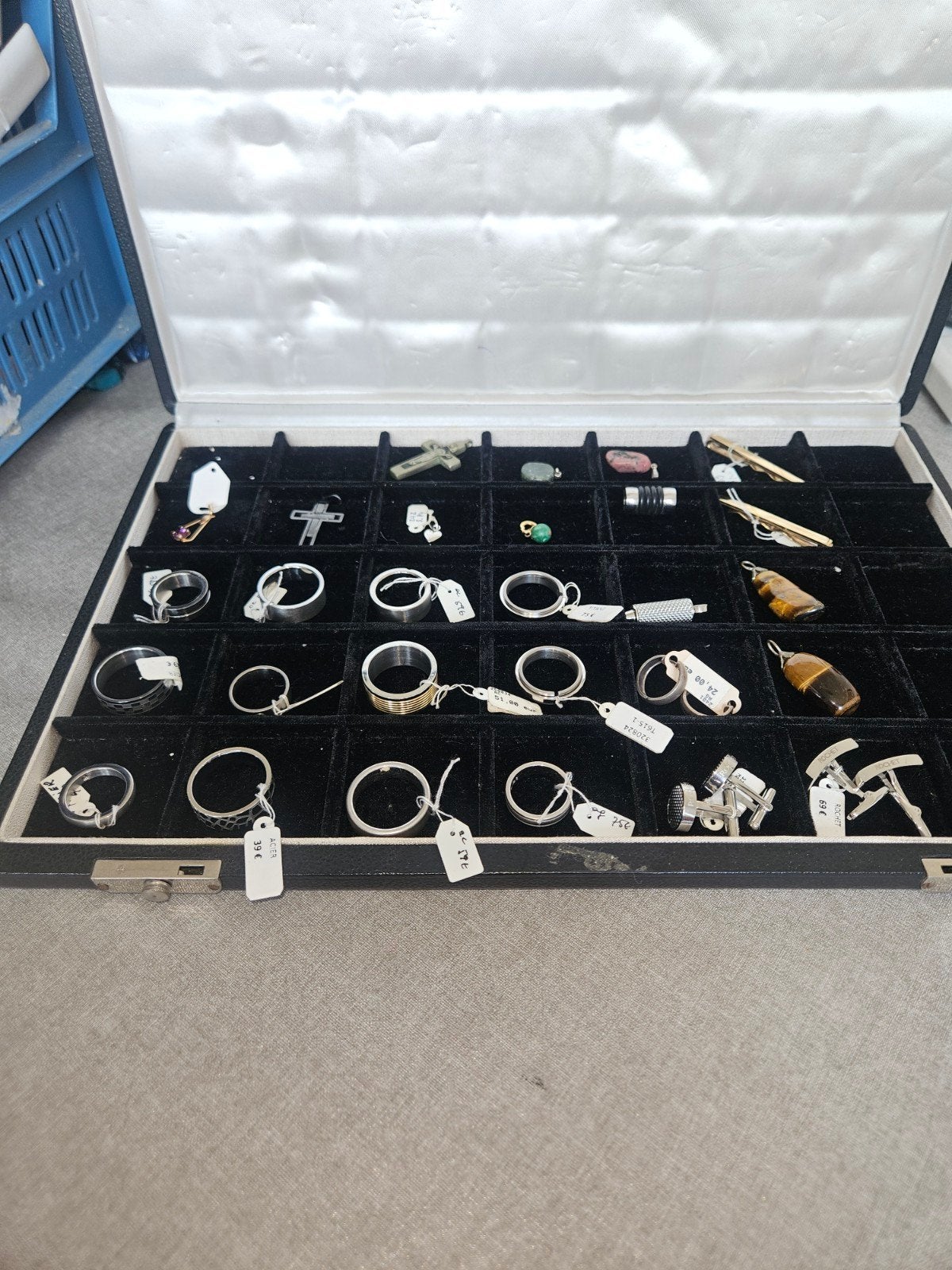 Tres beau lot bijoux venant d une faillite., Autos : Divers, Outils de voiture, Enlèvement ou Envoi