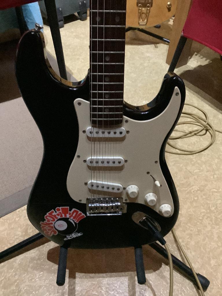 Gitaar Squier Stratocaster zwart, Musique & Instruments, Instruments à corde | Guitares | Électriques, Enlèvement, Utilisé, Solid body