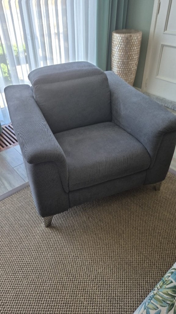 Comfortabele grijze fauteuil met verstelbare hoofdsteun, 125 à 150 cm, Enlèvement, Utilisé, 75 à 100 cm