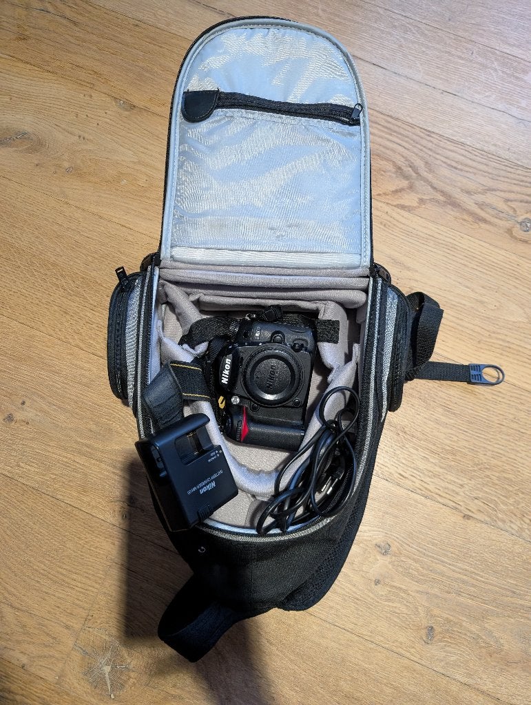 Nikon D7000 body + heuptas, lader en geheugenkaart, Batterie, Enlèvement, Utilisé, Nikon